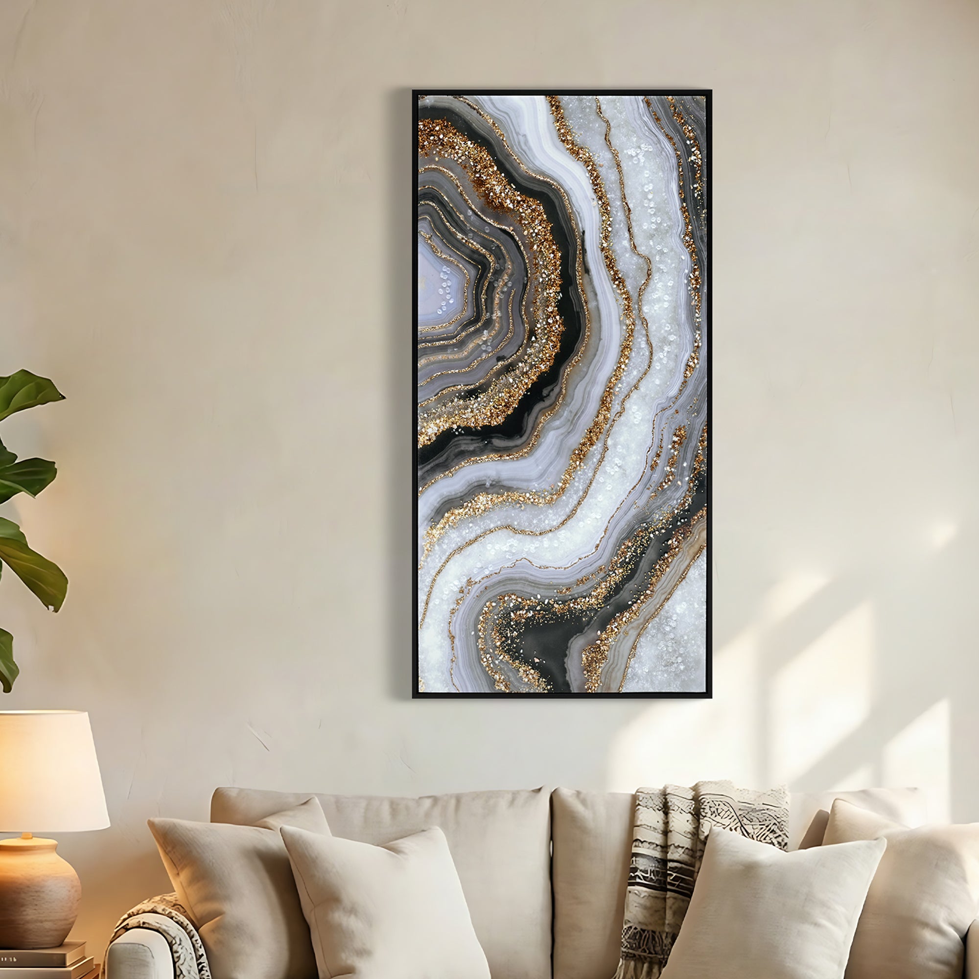 Detail of the gold veining through the agate banding